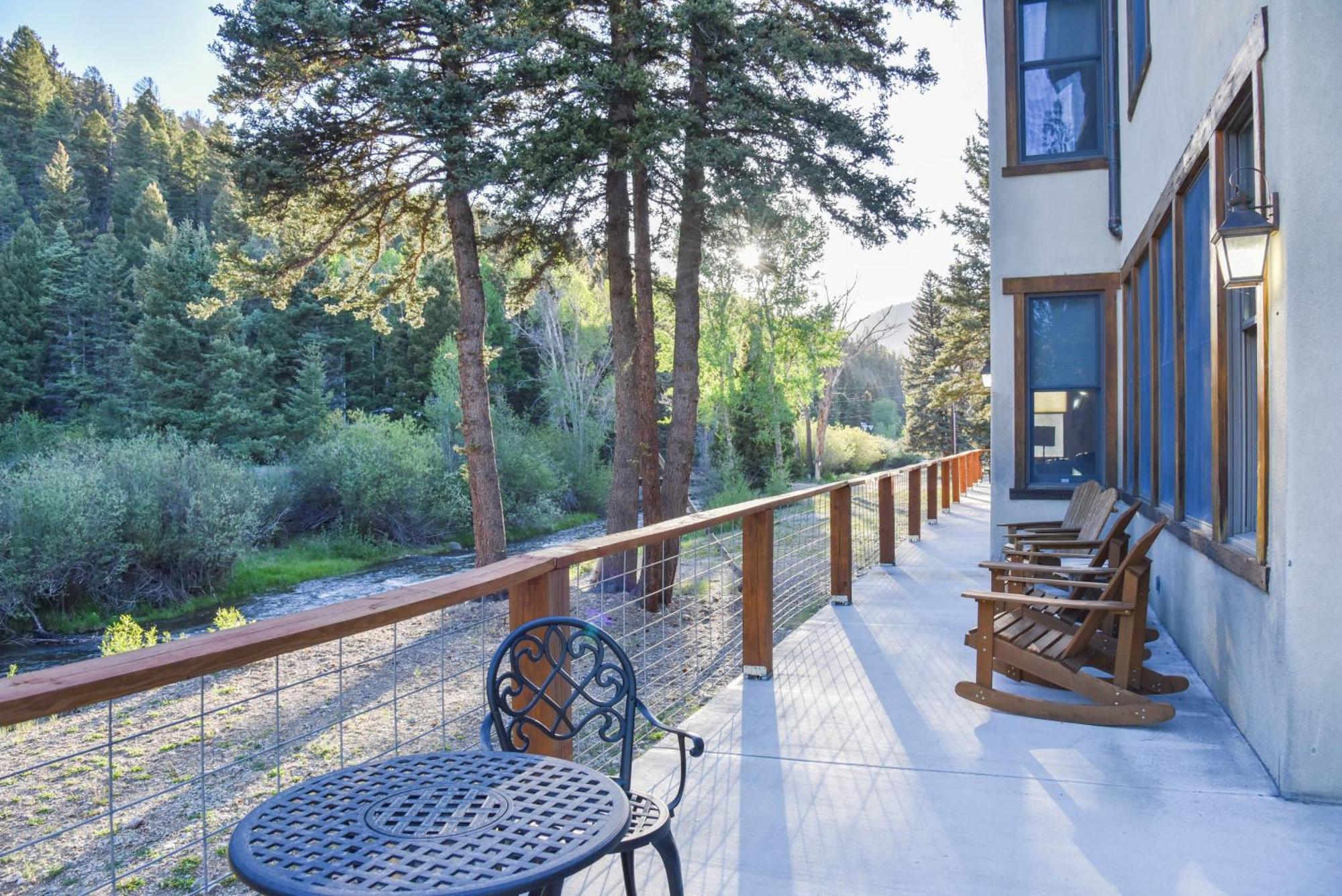 River Lyric Lodge - Formerly Double Dog 红河 外观 照片